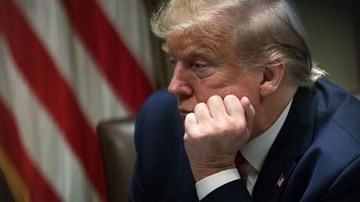 Thế giới 7 ngày: Tổng thống Trump 'ngồi trên đống lửa'