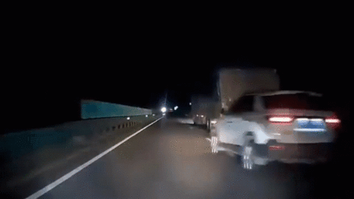 Vượt ẩu trên cao tốc, ô tô mất lái lao thẳng vào container