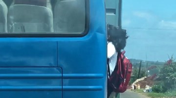 Nữ sinh bám cửa xe khách khi đang lên dốc ở Lâm Đồng gây xôn xao