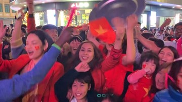 Vạn người ăn mừng 'bàn thắng thứ 5' của Văn Toản, tin VN vô địch SEA Games