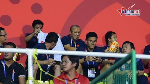 Hình ảnh đáng yêu của thầy Park khi đến cổ vũ tuyển nữ VN vô địch SEA Games