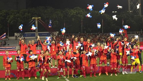 Khoảnh khắc tuyển nữ Việt Nam vỡ òa khi nhận HCV SEA Games