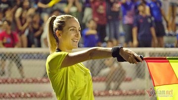 Nữ trọng tài 'gây sốt' trong ngày tuyển nữ VN vô địch SEA Games lần 6