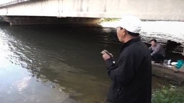 Cận cảnh dân Đà Nẵng đổ xô câu cá bằng bột mì và chai nhựa