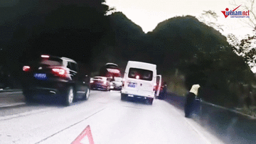 Xe container tông bay hàng loạt phương tiện trên đường đèo