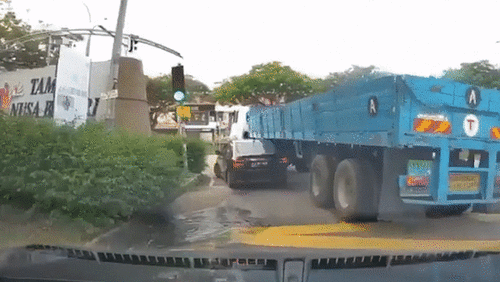 Tình huống xe đầu kéo rẽ trái nghiến nát ô tô con khiến dân mạng tranh cãi