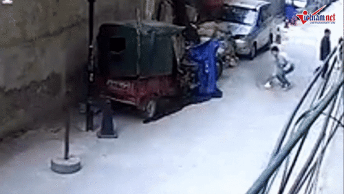 Hai bé trai nghịch ngợm châm lửa thiêu rụi 3 xe máy