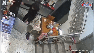 Nổ khí gas trong bếp, hai mẹ con thoát chết trong gang tấc