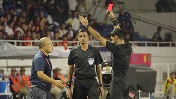 Khoảnh khắc thầy Park bị nhận thẻ đỏ vì bảo vệ học trò