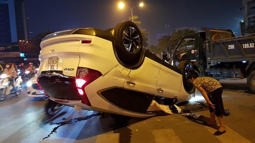 Đi ‘bão’ mừng U22 Việt Nam giành HCV, xế hộp phơi bụng giữa phố