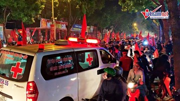 Xe cứu thương đưa bà bầu đi đẻ vật vã giữa biển người 'đi bão'