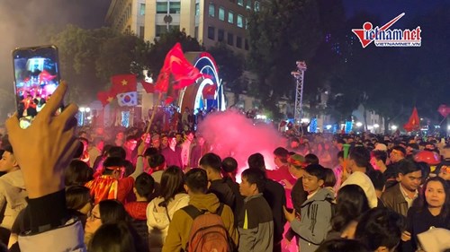 Ăn mừng 'xấu xí': Đốt pháo sáng trên bốt điện, hát karaoke giữa lòng đường