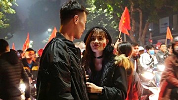 Mừng chiến thắng Vàng, cặp đôi rạng rỡ check in 'nụ hôn trong bão'