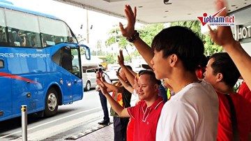 Văn Hậu ôm tạm biệt thầy Park, bịn rịn chia tay đồng đội quay lại Hà Lan