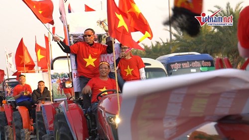 Đoàn xe kéo có 1-0-2 tiến về sân bay Nội Bài đón các nhà vô địch SEA Games