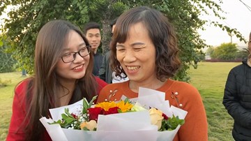 Bố mẹ Hoàng Đức, Đức Chiến, N.T. Xuyến vượt trăm cây số để nhìn con từ xa
