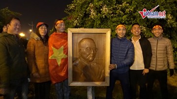 CĐV điêu khắc tranh thầy Park, lặn lội mang ra sân bay tặng