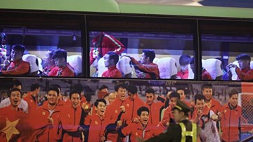 Đoàn xe đón các nhà vô địch SEA Games rời Nội Bài, CĐV hò hét vang trời