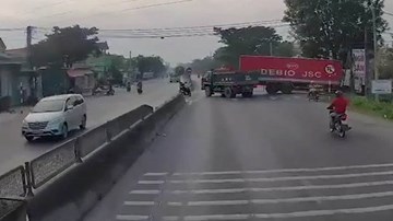 Tránh xe tải lớn sang đường, xe tải nhỏ lao lên dải phân cách