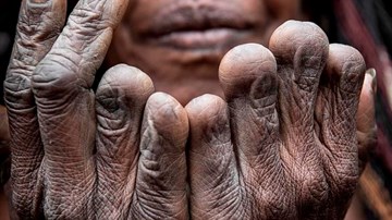 Bộ lạc tự cắt ngón tay khi người thân chết, ngủ chung với xác ướp sấy khô