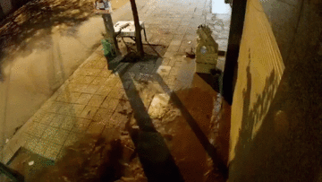 Ống nước ngầm trên vỉa hè nổ tung tạo thành ‘hố tử thần’