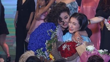 Cát Tường khóc nức nở trong liveshow kỷ niệm 24 năm vào nghề