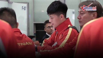 U23 Việt Nam đổ bộ Nội Bài giữa đêm, theo thầy Park 'về nước'