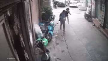 Sàm sỡ cô gái trẻ trong ngõ, tên biến thái được bài học nhớ đời