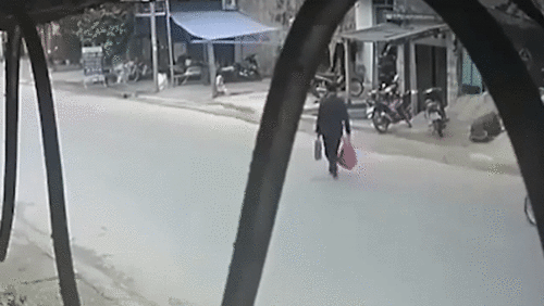 Đi xe cẩu thả, nam thanh niên tông bay người đi bộ