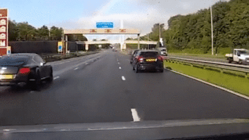 Đỗ trên đường cao tốc, ô tô bị tông tan nát