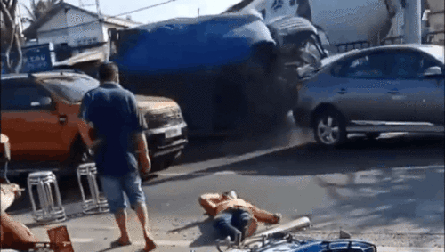 Bị tai nạn nằm giữa đường, người đàn ông suýt gặp tai họa kép