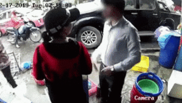 Tát tới tấp người phụ nữ giữa chợ Hải Phòng, người đàn ông hứng đòn đau