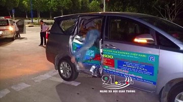 Tông ngang sườn ô tô,  nam thanh niên lọt qua cửa xe chết thảm