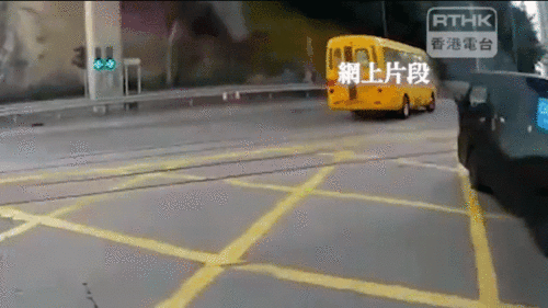 Cậu bé rơi khỏi cửa sau khi xe buýt trường học tăng tốc