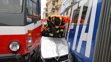 Cố vượt đèn tín hiệu, ô tô con bẹp rúm và bị kẹt giữa 2 xe buýt điện