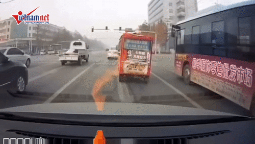 Bé gái bất ngờ bị hất văng từ trên xe xuống đường