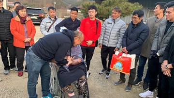 Xúc động ngày HLV Park Hang Seo về thăm mẹ già tại quê nhà