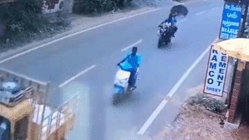 Mở ô khi đi xe máy, người phụ nữ bị ‘thổi bay’ xuống đường