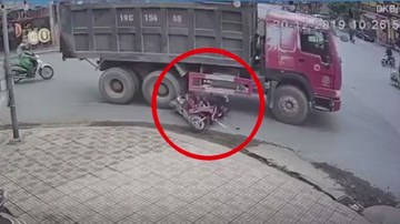 Thiếu quan sát, 2 người phụ nữ đi xe Lead suýt chết dưới gầm xe ben