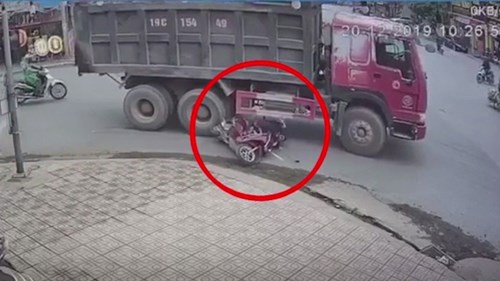 Thiếu quan sát, 2 người phụ nữ đi xe Lead suýt chết dưới gầm xe ben