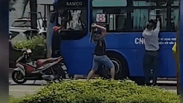 Nhóm côn đồ dùng mã tấu chém tới tấp vào kính xe buýt ở TP.HCM