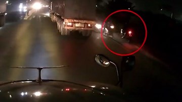 Vượt chốt CSGT, thanh niên đi xe máy bất ngờ gặp đoàn xe ngược chiều