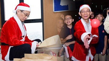 Thầy hiệu trưởng 'hóa' ông già Noel, tự tay gói quà tặng học sinh