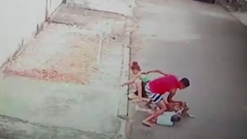 Người đàn ông thất nghiệp tay không cứu bé 4 tuổi khỏi chó pitbull hung dữ