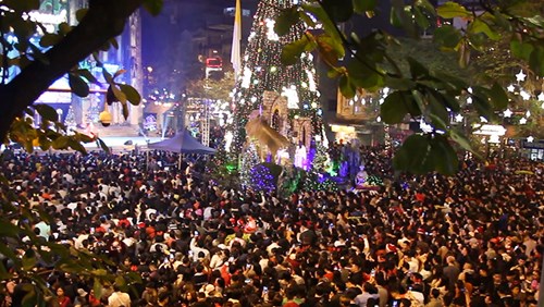 Biển người 'bao vây' Nhà thờ Lớn Hà Nội trong đêm Giáng sinh