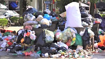 Núi rác ùn ứ bốc mùi nồng nặc trên nhiều tuyến phố Hà Nội