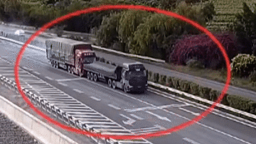 Xem tài xế xe tải chặn đầu cứu xe mất phanh đang lao nhanh trên cao tốc