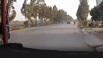 Người phụ nữ bị xe tải cẩu quật ngã xuống đường rồi bỏ chạy