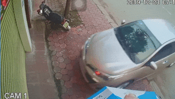 Nữ tài xế húc thẳng vào cửa hàng, phá tan cửa cuốn