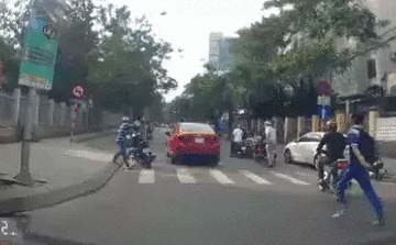 Gần chục người nâng xe cứu cụ ông mắc kẹt dưới gầm ô tô